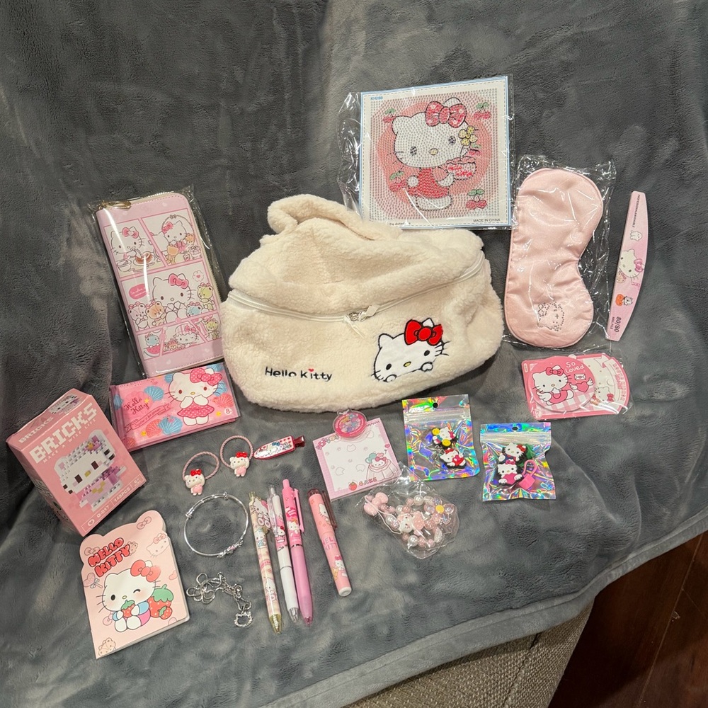 ❤️❤️Sanrio Hello Kitty Sherpa Makeup Bag and Accessories Set - Over 20 Items